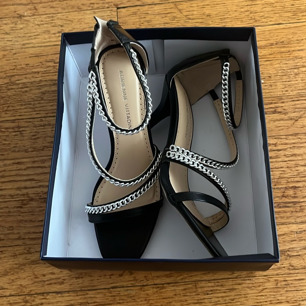 Adrienne Vittadini size 8.5 women’s sandals (faux leather)